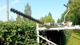 Trimning i Örnsköldsvik, mil all serviceNär sommaren kommer börjar växterna blomstra snabbt. Buskar, häckar och träd behöver trimmas för att hålla en fin form. Vi kan hjälpa dig att ta bort alla döda och sjuka grenar, samt de grenar som inte ligger som de ska. Vår trädgårdspersonal är vana vid både enkel och avancerad trimning av buskar och häckar. Professionell trimning med rätt verktyg Våra trädgårdsmästare har lång erfarenhet och kunskap vid trimning av buskar, häckar och träd. De är vana vid de rätta verktygen och maskinerna som behövs vid trimning, exempelvis motorsåg. Vad kan vi trimma? Vi kan hjälpa dig att trimma alla slag av växter i trädgården, allt från dina buskar till din rosenträdgården. Här är några exempel på vad vi kan hjälpa dig med. Trimning av: • Häckar • Buskar • Träd • Blommor Trimning i Örnsköldsvik och Umeå Behöver du hjälp att trimma dina buskar, träd eller häckar i Örnsköldsvik eller Umeå? Vi kan hjälpa dig! Läs mer om vad som gäller för respektive ort, samt kontaktuppgifter till våra trädgårdsarbetare.